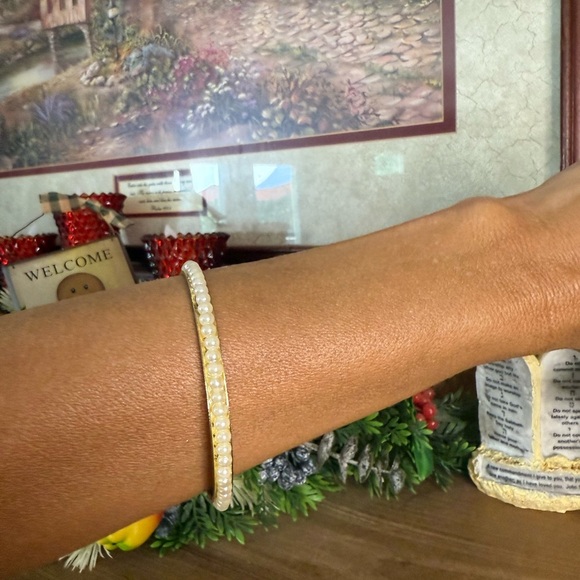 Vintage 1984 Elegant Pearl Bangle Bracelet - Picture 5 of 9
